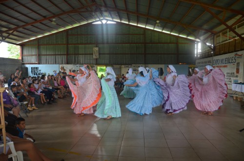 Presentación de la Compañía de Baile Folclórico Cosecha de Oro Fino, en el Salón Comunal de Valle Azul de San Ramón.