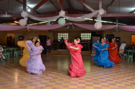 Grupos culturales y organizaciones de San Ramón y cantones veci-nos  donan su tiempo y trabajo para contribuir al cumplimiento de los objetivos del Centro. En marzo anterior el Grupo de danza fol-clórica Biritecas de Palmares, participó en el Proyecto Cultura Viajera .